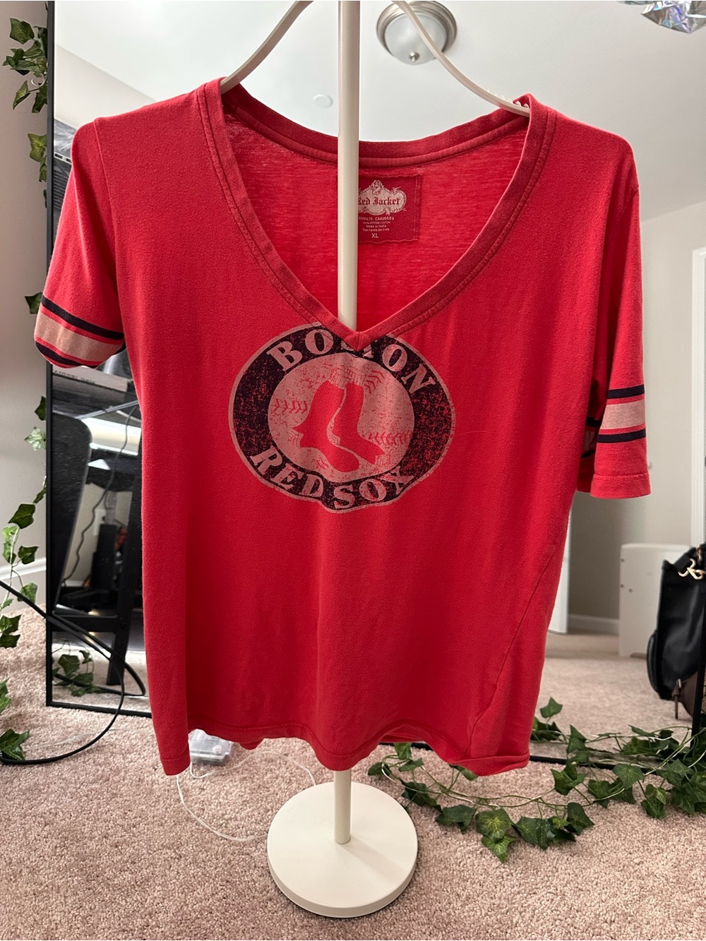 Red Jacket Boston Red Sox Distressed V-Neck T-Shirt Women’s XL